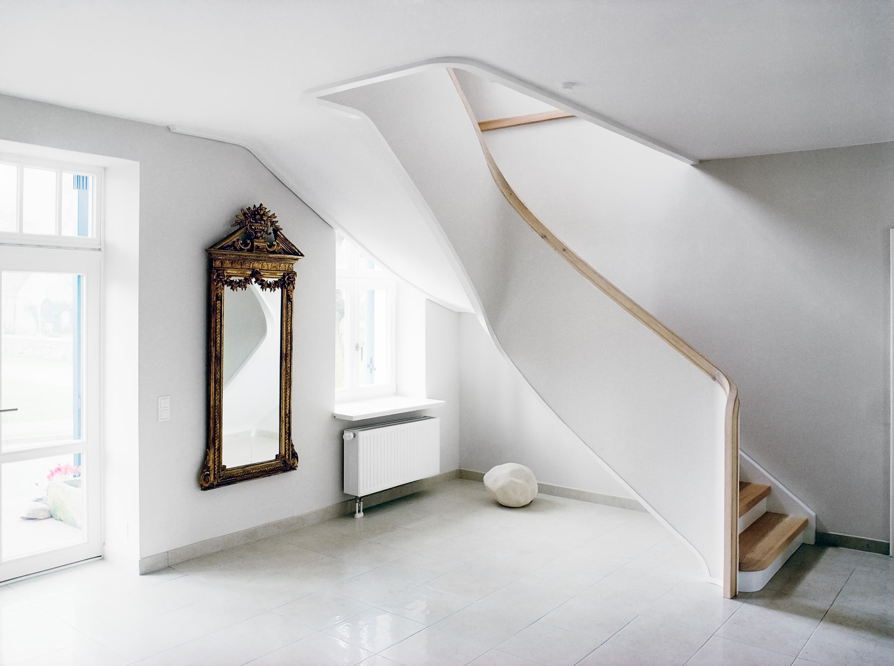 weiße-treppe-mit-trittstufen-aus-lärchenholz