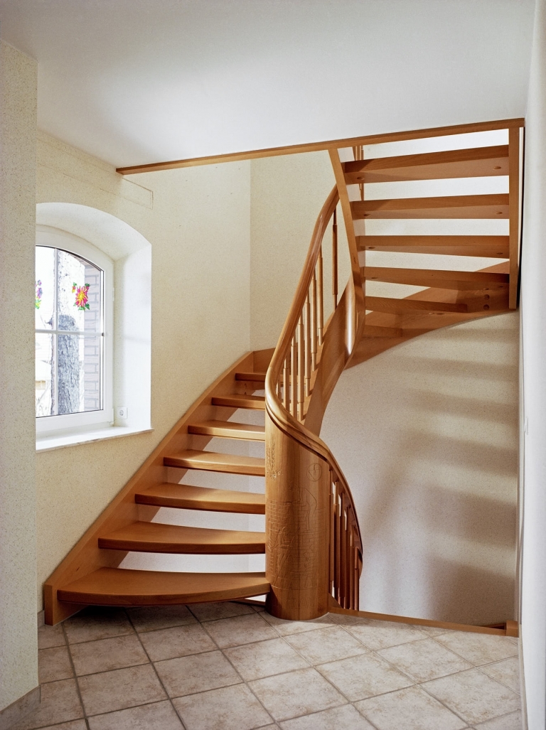 gewendelte-treppe-aus-franzoesisches-buchenholz - Daniel Beutler Treppenbau