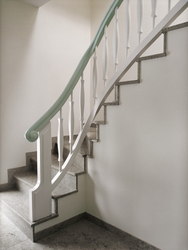 Steintreppe mit Holzgeländer - Daniel Beutler Treppenbau