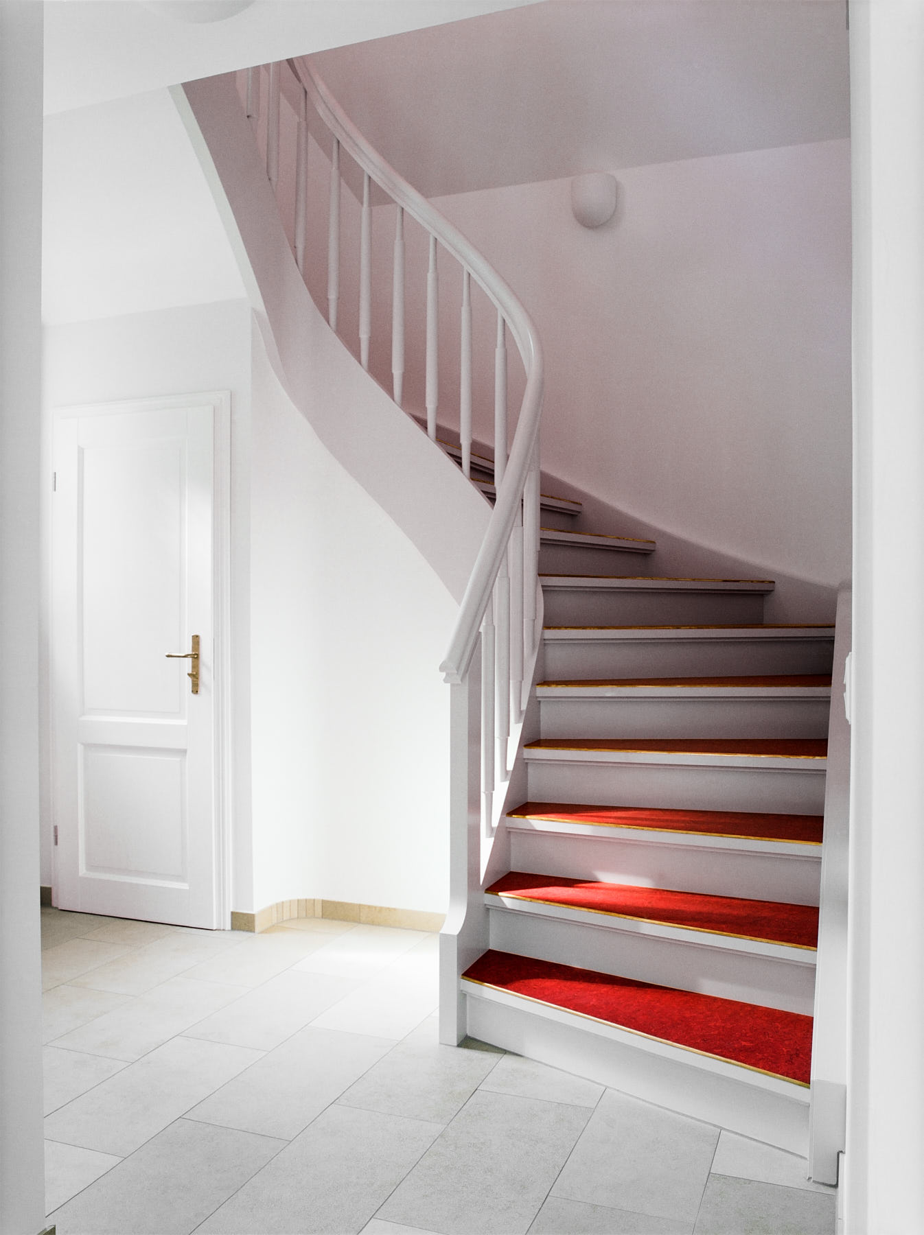 Weiße Treppe mit rotem Linoleum - Daniel Beutler Treppenbau