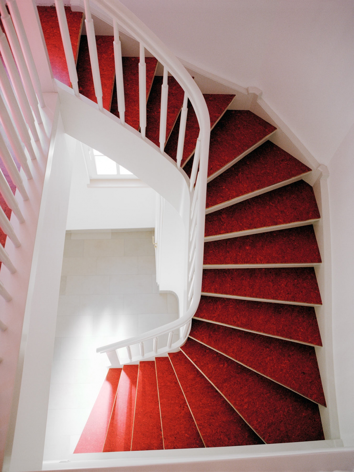 Weiße Treppe mit rotem Linoleum - Daniel Beutler Treppenbau