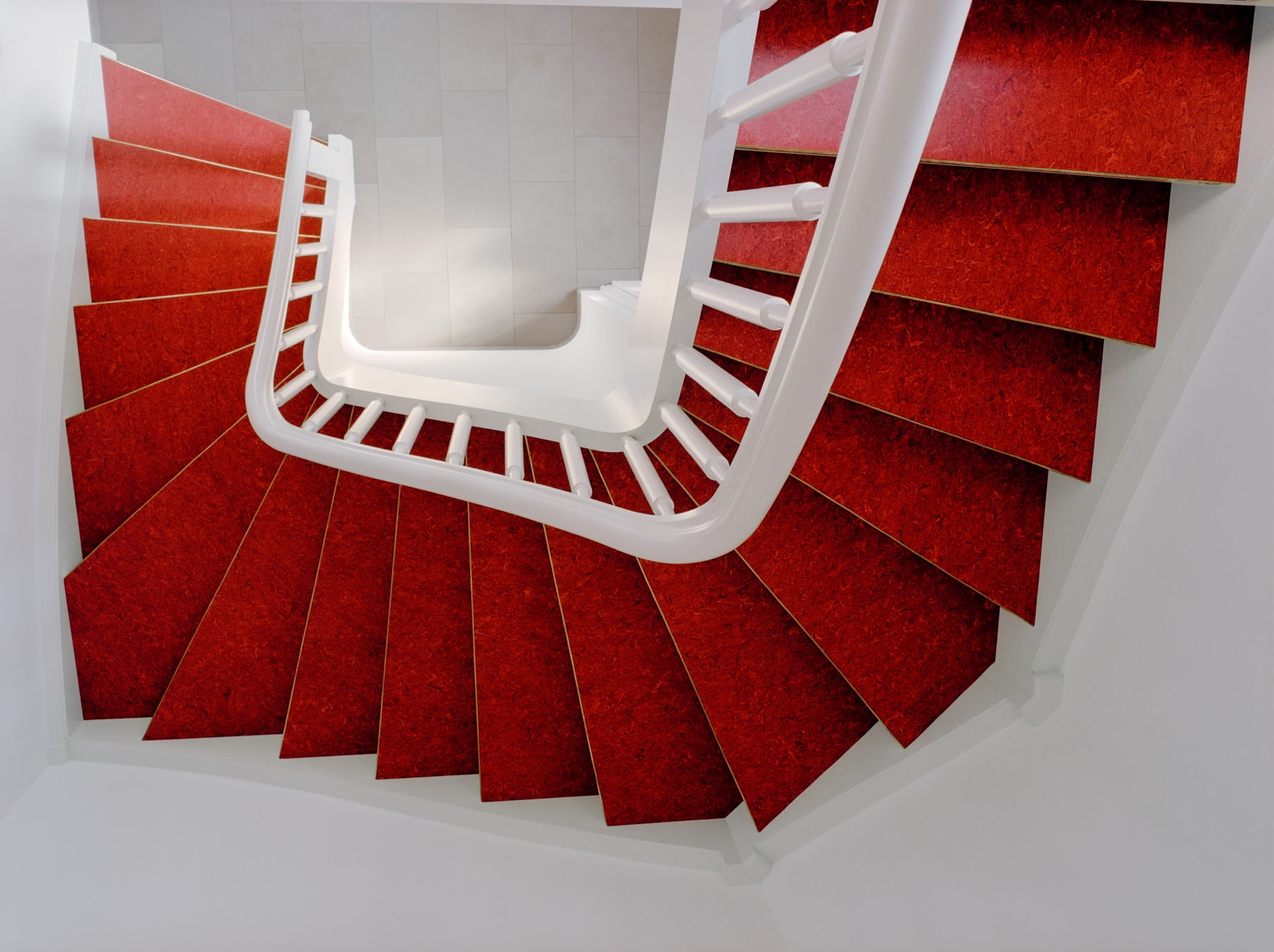 weiße-treppe-mit-roten-linoleum